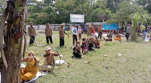 Foto orang sedang memanah. (Sumber:Dokumen pribadi)