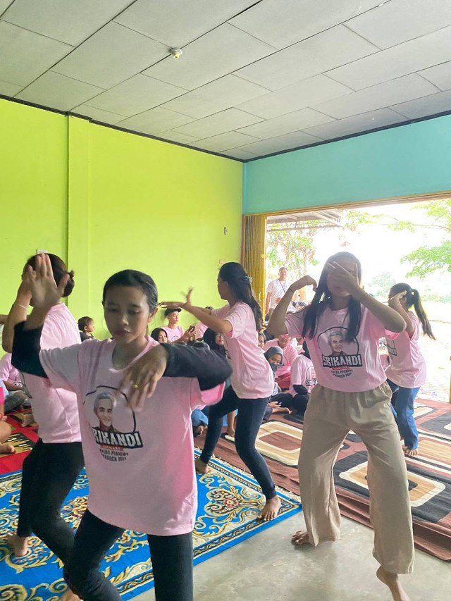 Relawan Srikandi Ganjar menggelar latihan seni tari bersama Sanggar Maruta, Pringsewu, Lampung. Foto: Dok. Istimewa
