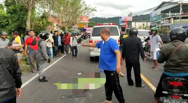 Petugas mengevakuasi jenazah pelajar di Gunungkidul yang tewas terlindas bus. Foto: istimewa 