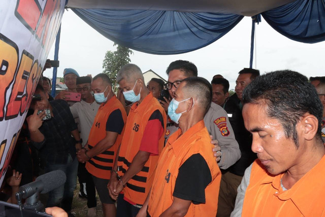 Ketiga pelaku yang diamankan atas kasus tambang emas ilegal di Desa Sidomekar, Kecamatan Katibung. | Foto: Dok Polres Lampung Selatan