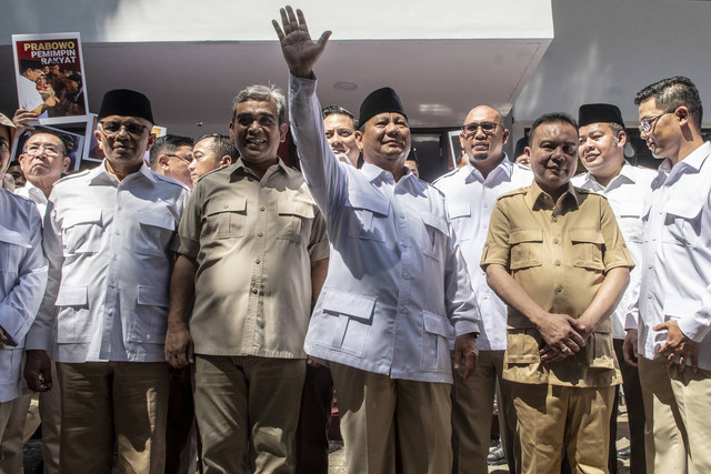 Ketua Umum Partai Gerindra Prabowo Subianto didampingi Sekjen Partai Gerindra Ahmad Muzani, Ketua Harian DPP Partai Gerindra Sufmi Dasco Ahmad dan jajaran pengurus Partai Gerindra meresmikan Kantor Badan Pemenangan Presiden Partai Gerindra. Foto: Muhammad Adimaja/Antara Foto