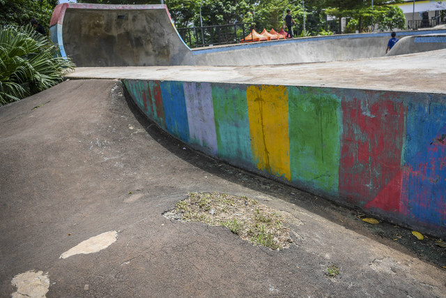Kondisi lintasan skateboard yang berlubang di RTH Kalijodo, Penjaringan, Jakarta Utara, Sabtu (7/1/2023). Foto: Galih Pradipta/Antara Foto