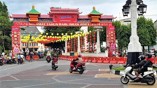 Gapura dan lampion Imlek 2023 terpasang di kawasan Pasar Gede, Solo. FOTO: Agustinus Ariawan