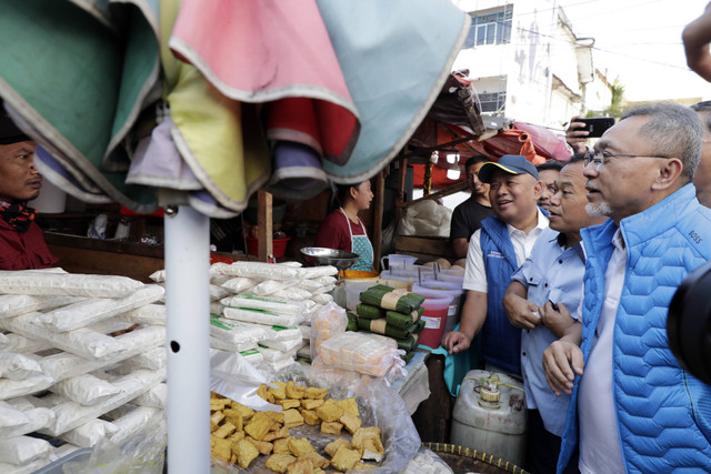Menteri Perdagangan Zulkifli Hasan meninjau harga bahan pokok ke Pasar Pasir Gintung, Bandar Lampung pada Sabtu (7/1/2023).  Foto: Dok. Kemendag