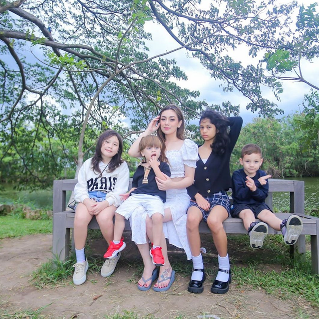 Celine Evangelista dan anak-anak. Foto: Instagram/celine_evangelista