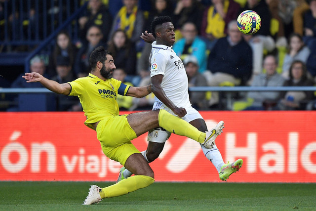 Pemain Villarreal Raul Albiol beraksi bersama pemain Real Madrid Vinicius Junior di Estadio de la Ceramica, Villarreal, Spain, Sabtu (7/1/2023). Foto: Pablo Morano/REUTERS