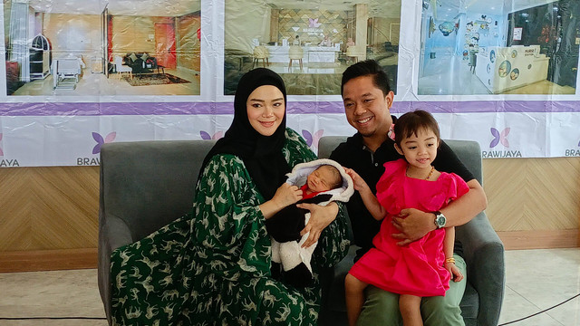 Artis Sheza Idris Saat Konferensi Pers Kelahiran Anak Keduanya di RS Brawijaya Antasari. Foto: Aprilandika Pratama/kumparan