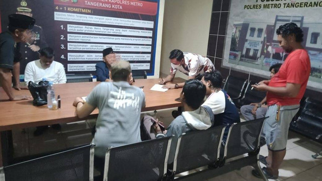 Warga Tangerang dibawa ke Polsek PInang Jaya karena ribut soal knalpot bising. Foto: Dok. Istimewa