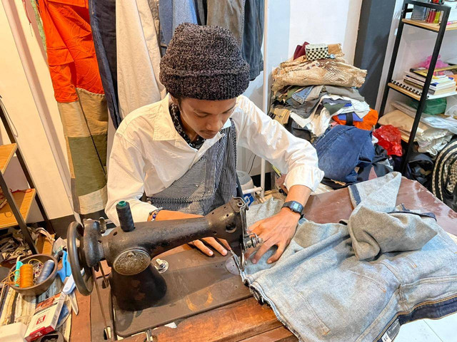 Pegawai IMR Studio sedang permak celana jeans. Foto: Siti Annisa Aini/ Hi!Pontianak