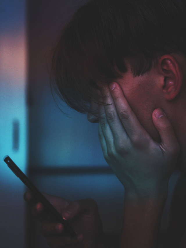 Ilustrasi FOMO (Sumber: https://unsplash.com/photos/JXXdS4gbCTI)