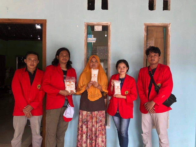 Mahasiswa KKN UNTAG bersama Ibu Siti Pemilik UMKM Tepung Mocaf, Foto: Mahasiswa KKN Universitas 17 Agustus 1945 Surabaya