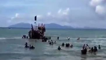 Sebuah kapal pengungsi Rohingya mendarat di Pantai Gampong Lamnga, Kecamatan Mesjid Raya, Aceh Besar, Aceh, Ahad (8/1/2023) sore. Foto: Tangkapan layar