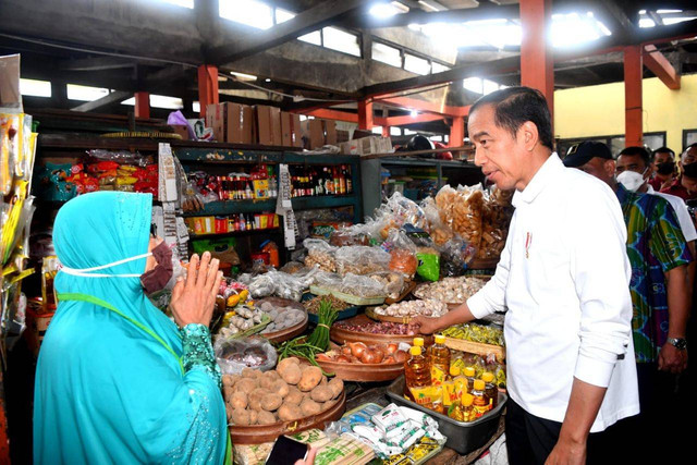 Presiden Jokowi berbincang dengan salah seorang pedagang di Pasar Sentul, Yogyakarta. Foto: Setkab