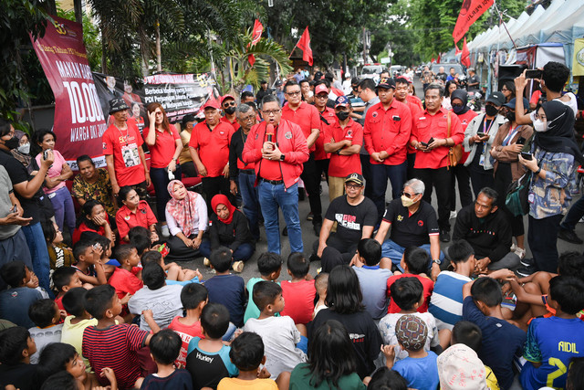 Sekjen DPP PDI Perjuangan Hasto Kristiyanto (tengah) menyampaikan sambutan saat acara Makan Bareng 10.000 Warga DKI Jakarta di Tanah Tinggi, Johar Baru, Jakarta Pusat, Minggu (8/1/2023). Foto: Sigid Kurniawan/ANTARA FOTO