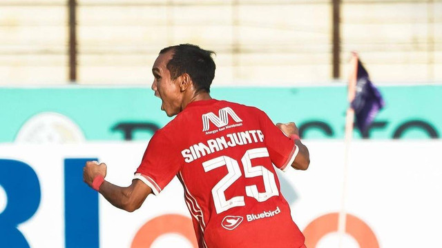 Pemain Persija Jakarta, Riko Simanjuntak, mencetak gol ke gawang PSS Sleman di pertandingan Liga 1 2022/23, Minggu (8/1). Foto: Instagram/@persija