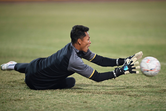 Penjaga gawang Timnas Indonesia Syahrul Trisna berlatih dalam sesi latihan resmi jelang pertandingan leg 2 babak semifinal Piala AFF 2022 di Stadion Nasional My Dinh, Hanoi, Vietnam, Minggu (8/1/2023). Foto: Aditya Pradana Putra/ANTARA FOTO