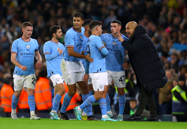 Manajer Manchester City Pep Guardiola memberikan instruksi kepada Julian Alvarez saat Riyad Mahrez merayakan gol pertamanya bersama rekan setimnya pada Pertandingan di Stadion Etihad, Manchester, Inggris. Foto: Molly Darlington/Reuters