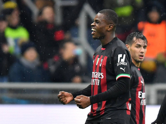 Pemain AC Milan Pierre Kalulu merayakan gol pertamanya saat melawan AS Roma pada pertandingan di San Siro, Milan, Italia. Foto: Daniele Mascolo/Reuters