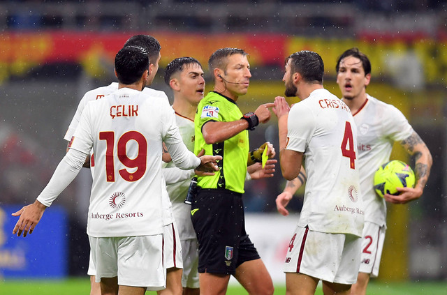 Pemain AS Roma Bryan Cristante mendapat kartu kuning dari wasit Davide Massa saat melawan AC Milan pada pertandingan di San Siro, Milan, Italia. Foto: Daniele Mascolo/Reuters