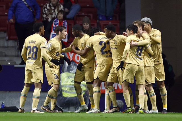 Ousmane Dembele dari FC Barcelona merayakan gol pertamanya bersama Gavi dan rekan setimnya saat melawan Atletico Madrid pada pertandingan di Metropolitano, Madrid, Spanyol. Foto: Juan Medina/Reuters