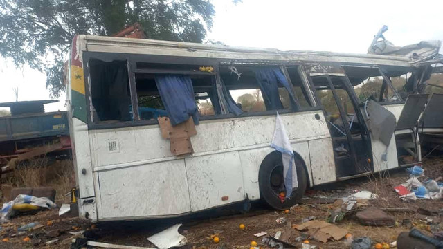 Kondisi bus yang mengalami kecelakaan di Kaffrine, Senegal tengah, Minggu (8/1/2023). Foto: Cheikh Dieng / AFP