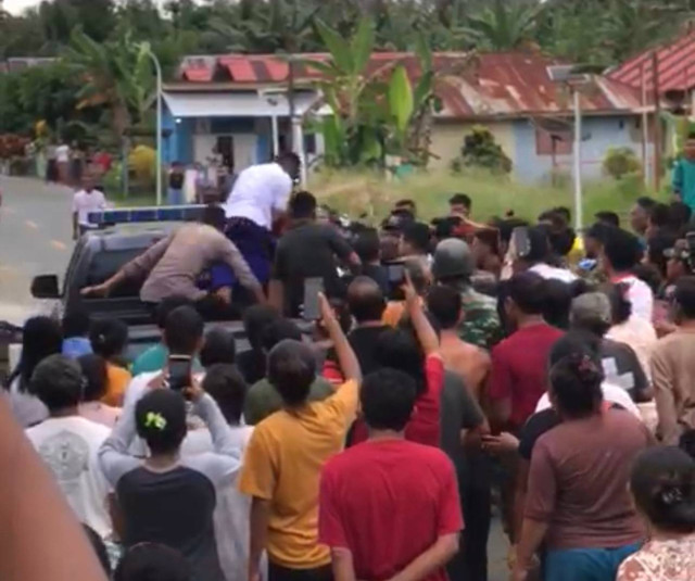 Caretaker Kades nyaris diamuk massa. Beruntung pihak kepolisian dan Koramil cepat memgamankan ke dalam mobil. Foto: Istimewa