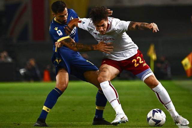 Penyerang AS Roma Nicolo Zaniolo berebut bola dengan pemain Hellas Verona Federico Ceccherini saat pertandingan sepak bola Serie A Italia di Stadion Marcantonio Bentegodi di Verona. Foto: Marco Bertorello/AFP
