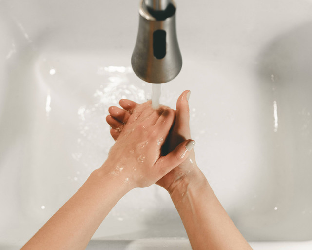  Ilustrasi Kata-Kata untuk Poster Cuci Tangan | Foto: Unsplash/Clay Banks
