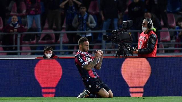 Pemain Bologna Marko Arnautovic merayakan gol pertama mereka saat melawan Inter Milan di Stadio Renato Dall'Ara, Bologna, Italia. Foto: Jennifer Lorenzini/Reuters
