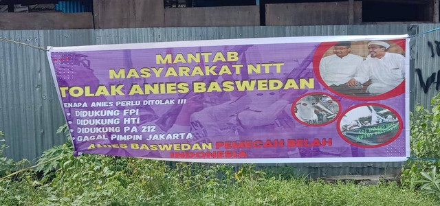 Keterangan foto: Spanduk penolakan Anis Baswedan dipasang di Perempatan jalan Lingkar Luar Maumere, Senin( 9/1/2023). Foto: Athy Meaq.
