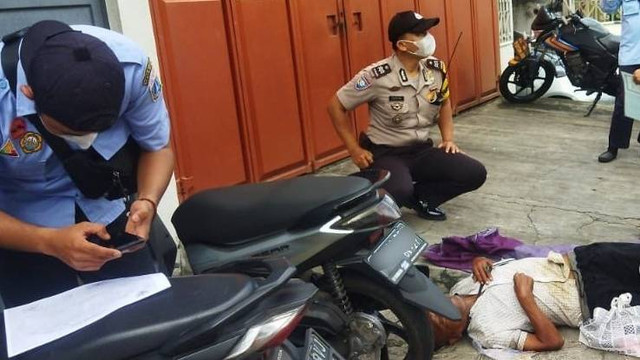 Bhabinkamtibmas Polsek Tambora melakukan evakuasi warga tunawisma yang sakit tergeletak di pinggir Jalan TSS Raya, Duri Selatan, Tambora, Jakarta Barat.  Foto: Polsek Tambora