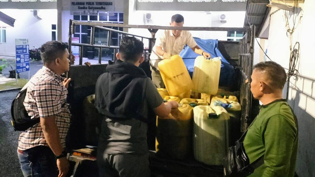 Mobil angkut BBM pakai jeriken ditangkap di jalan lintas Aceh Selatan-Subulussalam, tepat di perbatasan Kecamatan Bakongan dan Bakongan Timur, Jumat (6/1/2023) malam. Foto: Polres Aceh Selatan