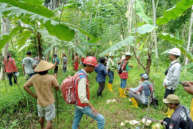 Balai Besar Wilayah Sungai (BBWS) Serayu Opak melakukan pengukuran jarak aman penambangan lahan kuwari dengan pemukiman di Desa Wadas, Kecamatan Bener, Kabupaten Purworejo, Senin (9/1/2023). Foto: Dok. Istimewa