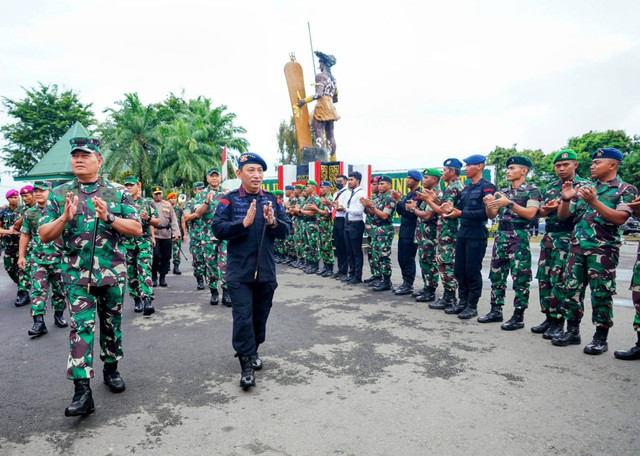 Pengarahan Panglima TNI Laksamana TNI Yudo Margono dan Kapolri Jenderal Pol Listyo Sigit Prabowo kepada prajurit TNI-Polri di wilayah Papua, Senin, (9/1/2023). Foto: Polri