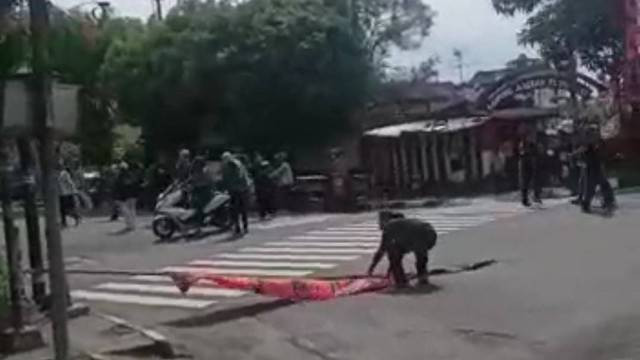 Sekelompok orang mencopot umbul-umbul PDIP di Yogyakarta. Foto: istimewa