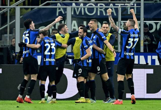 Selebrasi pemain Inter Milan usai mencetak gol ke gawang Napoli pada pertandingan lanjutan Liga Italia di Stadion San Siro, Milan, Italia.Foto: Alberto Lingria/REUTERS