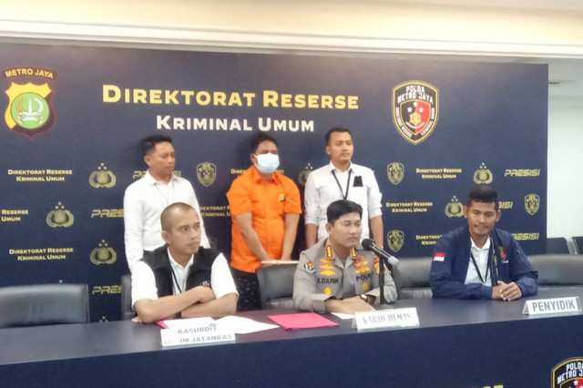 MMD (26), pelaku pembunuhan ART di Cipayung, Jakarta Timur saat dihadirkan dalam rilis kasus di Polda Metro Jaya, Senin (9/1).  Foto: Ananta Musa/kumparan