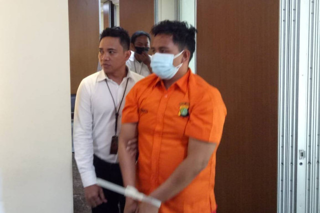 MMD (26), pelaku pembunuhan ART di Cipayung, Jakarta Timur saat dihadirkan dalam rilis kasus di Polda Metro Jaya, Senin (9/1).  Foto: Ananta Musa/kumparan