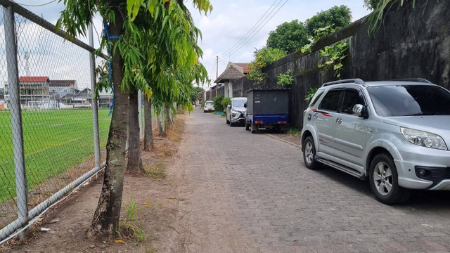 Ilustrasi mobil yang tidak memiliki garasi. FOTO: Fernando Fitusia