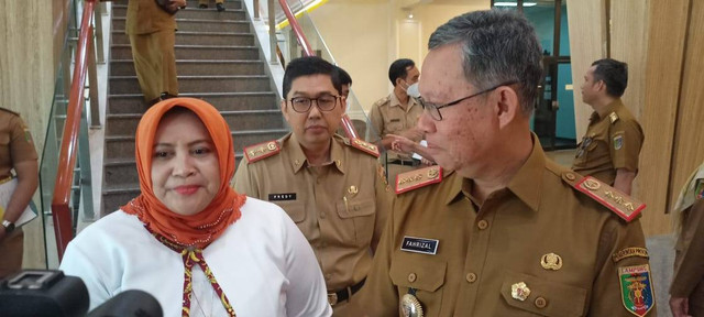 Kepala BPKP Perwakilan Provinsi Lampung, Suyarsih Fifi Herawati dan Sekda Provinsi Lampung Fahrizal Darminto. | Foto : Galih Prihantoro/ Lampung Geh