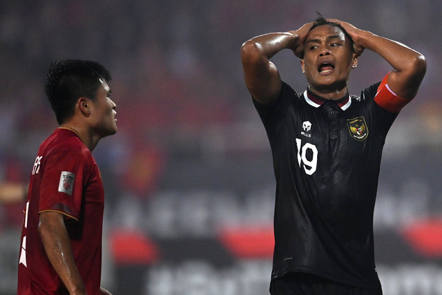 Pemain Timnas Indonesia Fachruddin Aryanto bereaksi usai gagal membobol gawang Timnas Vietnam dalam pertandingan leg 2 babak semifinal Piala AFF 2022 di Stadion Nasional My Dinh, Hanoi, Vietnam, Senin (9/1/2023). Foto: Aditya Pradana Putra/ANTARA FOTO