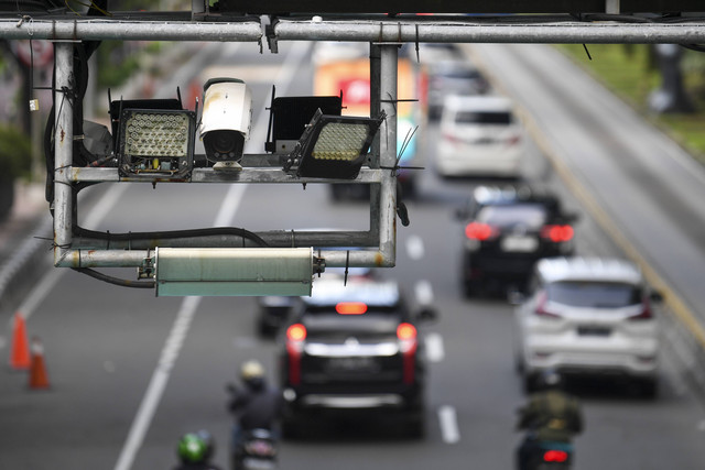 Sejumlah kendaraan bermotor melintas di bawah Alat Sistem Jalan Berbayar Elektronik (ERP) di Jalan Medan Merdeka Barat, Jakarta, Senin (9/1/2023). Foto: M Risyal Hidayat/Antara Foto 