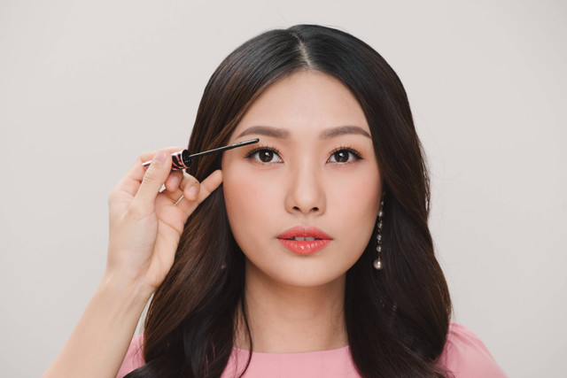 Ilustrasi perempuan mengaplikasikan maskara. Foto: Makistock/Shutterstock