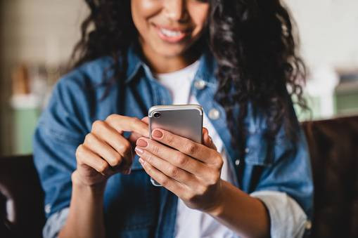 Ilustrasi mencari informasi seputar DNS Telkom. Foto: Unsplash.com