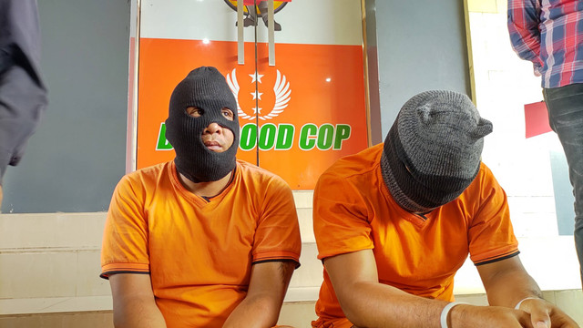 Dua tersangka pencurian di rumah Jaksa KPK berinisial SIP dan JN. Foto: Arfiansyah Panji/kumparan