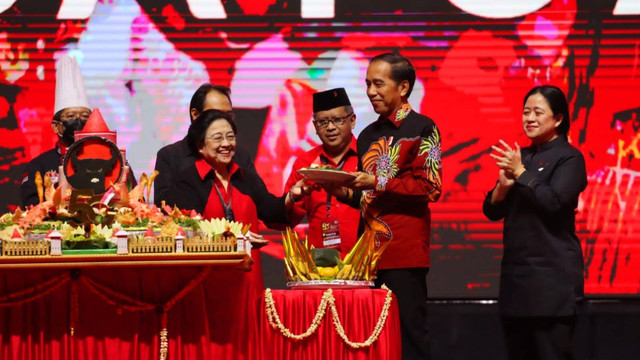 Jokowi bersama Megawati dan Puan Maharani saat acara potong tumpeng dalam HUT ke-50 PDIP di JIExpo Kemayoran, Jakarta, Selasa (10/1/2023). Foto: Dok. PDIP