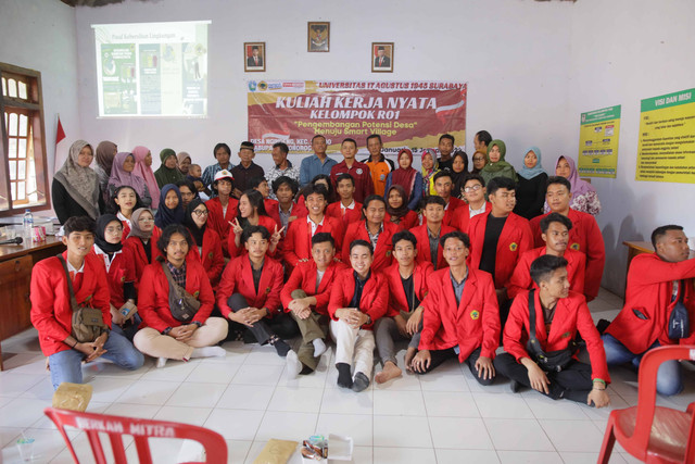 Dokumentasi para peserta KKN beserta para warga desa ngindeng yang hadir di balai pertemuan desa.