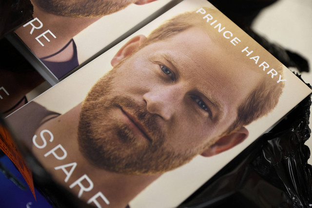 Buku "Spare" karya Pangeran Harry dari Inggris, Duke of Sussex dipajang di toko buku WHSmith, Stasiun Victoria, London, Senin (9/1/2023). Foto: Isabel Infantes/AFP