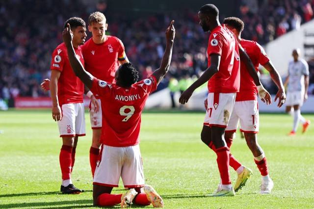 Selebrasi pemain Nottingham Forest Taiwo Awoniyi usai mencetak gol ke gawang Liverpool pada pertandingan lanjutan Liga Inggris di The City Ground, Nottingham, Inggris. Foto: David Klein/REUTERS