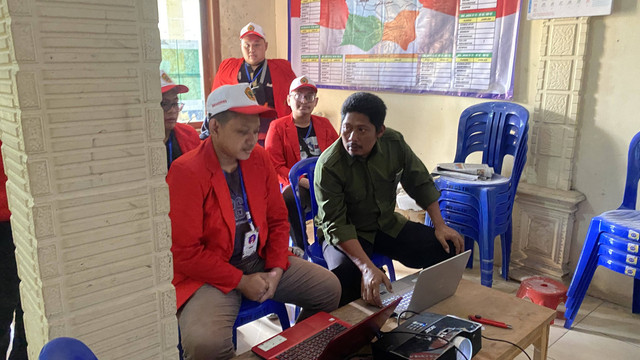 Dokumen penulis : Kegiatan penyuluhan pembuatan website oleh bapak Budi Darman selaku Kepala Urusan Tata Usaha dan Umum Desa Tumpakpem. 